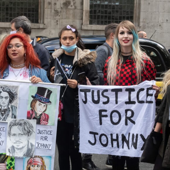 Les fans à la sortie de la Cour royale de justice à Londres le dernier jour du procès en diffamation contre le magazine The Sun Newspaper , le 28 juillet 2020. © Cover Images via ZUMA Press/Bestimage