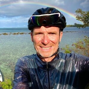 Denis Brogniart tout sourire à Moorea, pour le tournage de "Koh-Lanta 2021", le 19 octobre 2020