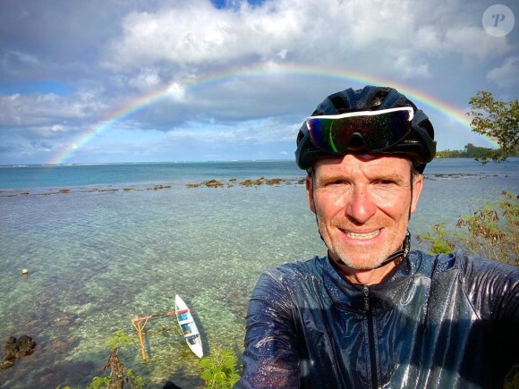 Denis Brogniart tout sourire à Moorea, pour le tournage de "Koh-Lanta 2021", le 19 octobre 2020