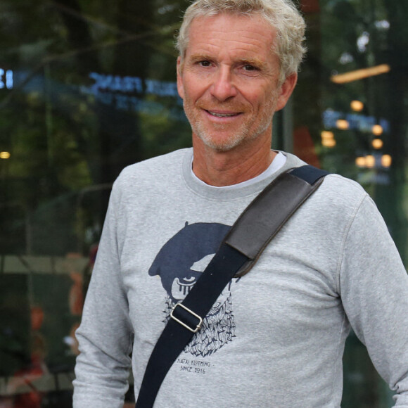 Exclusif - Denis Brogniart arrive dans les studios de RMC à Paris le 25 août 2020. © Panoramic / Bestimage