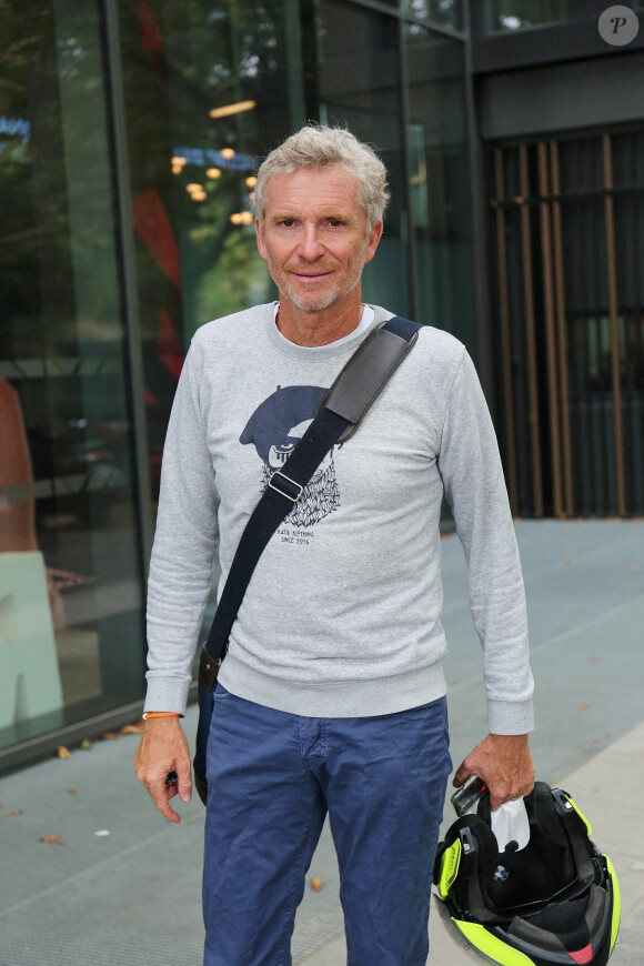 Exclusif - Denis Brogniart arrive dans les studios de RMC à Paris le 25 août 2020. © Panoramic / Bestimage