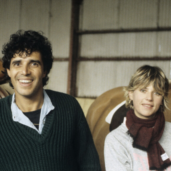 Archives - En France, à Bordeaux, rendez-vous avec Julien Clerc et sa femme Virginie Coupérie-Eiffel. Mars 1985. © Michel Croizard via Bestimage