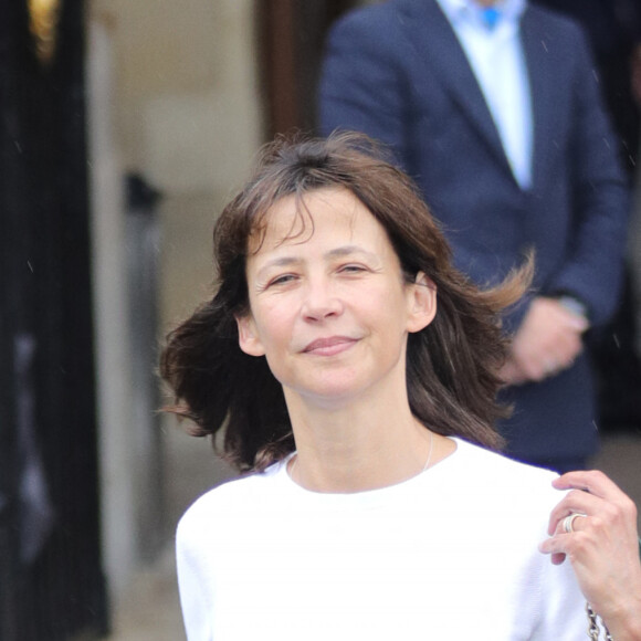 Sophie Marceau en jean et T-shirt à la sortie de l'hôtel Crillon à Paris le 11 juin 2018.