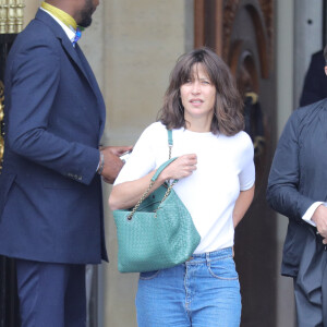 Sophie Marceau en jean et T-shirt à la sortie de l'hôtel Crillon à Paris le 11 juin 2018.