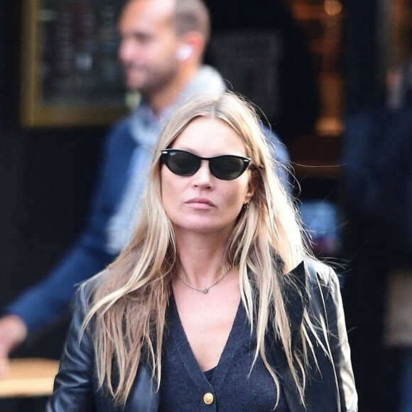 Exclusif - Kate Moss sort du salon de coiffure Jacks Haircuts à Soho, Londres, le 1er october 2020.