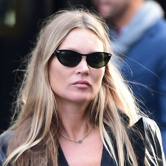 Exclusif - Kate Moss sort du salon de coiffure Jacks Haircuts à Soho, Londres, le 1er october 2020. Une Mercedes avec chauffeur est venue la chercher après sa mise en beauté.