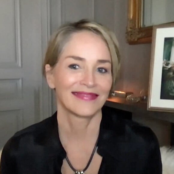 Sharon Stone veut inciter les gens à voter pour les présidentielles. Elle porte des bottes avec la mention "Vote" dessus.