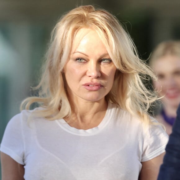 Exclusif - Pamela Anderson arrive à Gold Coast en Australie pour tourner une publicité le 25 novembre 2019.