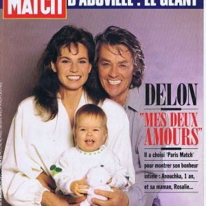 Couverture de Paris Match Alain Delon, sa femme Rosalie et leur fille Anouchka
