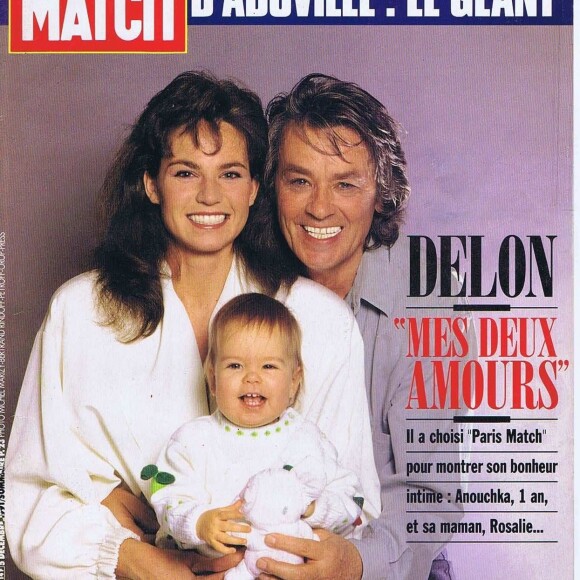 Couverture de Paris Match Alain Delon, sa femme Rosalie et leur fille Anouchka