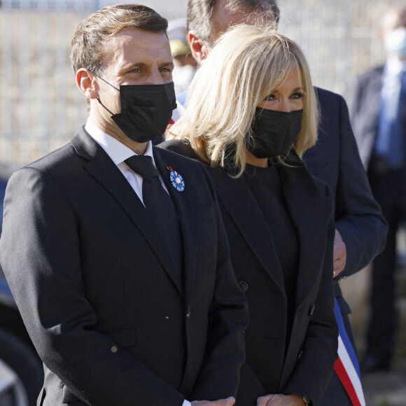 Le président Emmanuel Macron et sa femme Brigitte Macron rencontrent des élus locaux avant une cérémonie commémorative pour le défunt président et héros de la Seconde Guerre mondiale, Charles de Gaulle dans le village du nord-est de Colombey-les-Deux-Eglises où de Gaulle est décédé et a été enterré il y a 50 ans, le 9 novembre 2020. © Ludovic Marin / Pool / Bestimage 