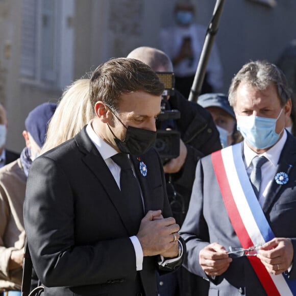 Pascal Babouot, maire de Colombey-les-Deux-Églises, Yves de Gaulle, petit-fils de Charles de Gaulle - Le président Emmanuel Macron et sa femme rencontrent des élus locaux avant une cérémonie commémorative pour le défunt président et héros de la Seconde Guerre mondiale, Charles de Gaulle dans le village du nord-est de Colombey-les-Deux-Eglises où de Gaulle est décédé et a été enterré il y a 50 ans, le 9 novembre 2020. © Ludovic Marin / Pool / Bestimage  French president Emmanuel Macron (L) speaks with Yves de Gaulle, great-son of late French President and second world war hero Charles de Gaulle, ahead of a memorial ceremony for his grandfather in the northeastern French village of Colombey-les-Deux-Eglises where de Gaulle died and was buried 50 years ago, on November 9, 2020. -