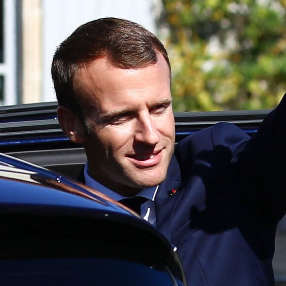 Le président Emmanuel Macron dépose une gerbe sur la tombe du Général De Gaulle au cimetière de Colombey-les-Deux-Eglises à l'occasion du 60ème anniversaire de la constitution le 4 octobre 2018. © Stéphane Lemouton / Bestimage 