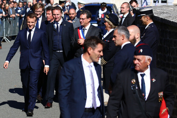 Pascal Babouot, Maire de Colombey-les-Deux-Eglises - Le président Emmanuel Macron dépose une gerbe sur la tombe du Général De Gaulle au cimetière de Colombey-les-Deux-Eglises à l'occasion du 60ème anniversaire de la constitution le 4 octobre 2018. © Stéphane Lemouton / Bestimage 