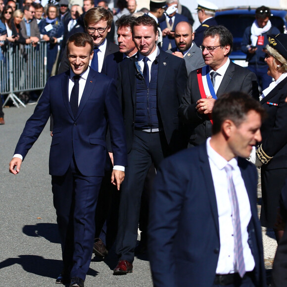 Pascal Babouot, Maire de Colombey-les-Deux-Eglises - Le président Emmanuel Macron dépose une gerbe sur la tombe du Général De Gaulle au cimetière de Colombey-les-Deux-Eglises à l'occasion du 60ème anniversaire de la constitution le 4 octobre 2018. © Stéphane Lemouton / Bestimage 