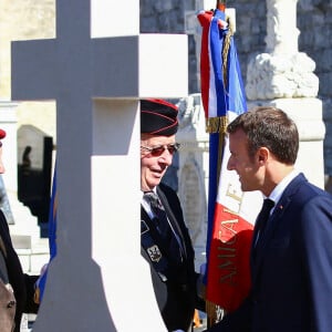 Le président Emmanuel Macron dépose une gerbe sur la tombe du Général De Gaulle au cimetière de Colombey-les-Deux-Eglises à l'occasion du 60ème anniversaire de la constitution le 4 octobre 2018. © Stéphane Lemouton / Bestimage 