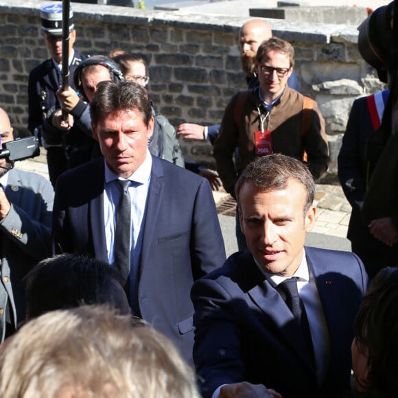 Le président Emmanuel Macron dépose une gerbe sur la tombe du Général De Gaulle au cimetière de Colombey-les-Deux-Eglises à l'occasion du 60ème anniversaire de la constitution le 4 octobre 2018. © Stéphane Lemouton / Bestimage 