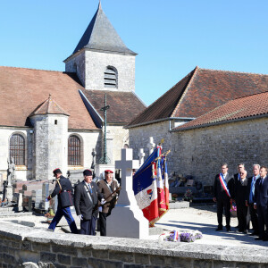 Pascal Babouot, Maire de Colombey-les-Deux-Eglises, Jean-Louis Debré - Le président Emmanuel Macron dépose une gerbe sur la tombe du Général De Gaulle au cimetière de Colombey-les-Deux-Eglises à l'occasion du 60ème anniversaire de la constitution le 4 octobre 2018. © Stéphane Lemouton / Bestimage  President Emmanuel Macron laid a wreath on the tomb of General De Gaulle at the cemetery of Colombey-les-Deux-Eglises on the occasion of the 60th anniversary of the constitution on October 4, 2018. 