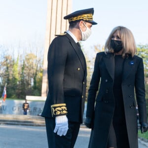 Joseph Zimet, préfet de la Haute-Marne, Brigitte Macron. - L'unité de démonstration de voltige de l'armée de l'air française "Patrouille de France" (PAF) survole le mémorial du défunt, le président français et héros de la Seconde Guerre mondiale, Charles de Gaulle. En présence du président français Emmanuel Macron lors d'une cérémonie dans le village de Colombey-les- Deux-Eglises le 9 novembre 2020. © Jacques Witt/Pool/Bestimage 