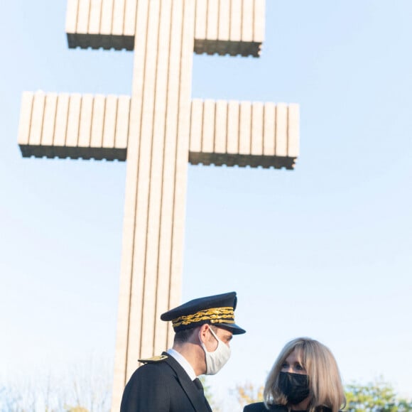 Joseph Zimet, préfet de la Haute-Marne, Brigitte Macron. - L'unité de démonstration de voltige de l'armée de l'air française "Patrouille de France" (PAF) survole le mémorial du défunt, le président français et héros de la Seconde Guerre mondiale, Charles de Gaulle. En présence du président français Emmanuel Macron lors d'une cérémonie dans le village de Colombey-les- Deux-Eglises le 9 novembre 2020. © Jacques Witt/Pool/Bestimage 