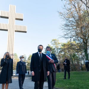 Joseph Zimet, préfet de la Haute-Marne, Brigitte Macron, Emmanuel Macron, Pascal Babouot, maire de Colombey-les-Deux-Églises- L'unité de démonstration de voltige de l'armée de l'air française "Patrouille de France" (PAF) survole le mémorial du défunt, le président français et héros de la Seconde Guerre mondiale, Charles de Gaulle. En présence du président français Emmanuel Macron lors d'une cérémonie dans le village de Colombey-les- Deux-Eglises le 9 novembre 2020. © Jacques Witt/Pool/Bestimage 