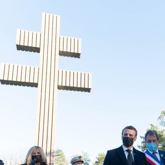Joseph Zimet, préfet de la Haute-Marne, Brigitte Macron, Emmanuel Macron, Pascal Babouot, maire de Colombey-les-Deux-Églises- L'unité de démonstration de voltige de l'armée de l'air française "Patrouille de France" (PAF) survole le mémorial du défunt, le président français et héros de la Seconde Guerre mondiale, Charles de Gaulle. En présence du président français Emmanuel Macron lors d'une cérémonie dans le village de Colombey-les- Deux-Eglises le 9 novembre 2020. © Jacques Witt/Pool/Bestimage 