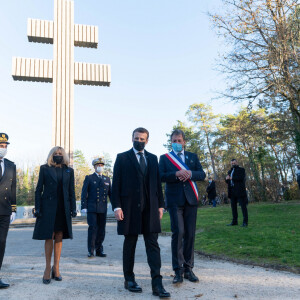 Joseph Zimet, préfet de la Haute-Marne, Brigitte Macron, Emmanuel Macron, Pascal Babouot, maire de Colombey-les-Deux-Églises- L'unité de démonstration de voltige de l'armée de l'air française "Patrouille de France" (PAF) survole le mémorial du défunt, le président français et héros de la Seconde Guerre mondiale, Charles de Gaulle. En présence du président français Emmanuel Macron lors d'une cérémonie dans le village de Colombey-les- Deux-Eglises le 9 novembre 2020. © Jacques Witt/Pool/Bestimage 