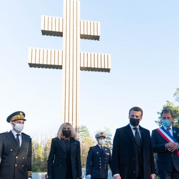 Joseph Zimet, préfet de la Haute-Marne, Brigitte Macron, Emmanuel Macron, Pascal Babouot, maire de Colombey-les-Deux-Églises- L'unité de démonstration de voltige de l'armée de l'air française "Patrouille de France" (PAF) survole le mémorial du défunt, le président français et héros de la Seconde Guerre mondiale, Charles de Gaulle. En présence du président français Emmanuel Macron lors d'une cérémonie dans le village de Colombey-les- Deux-Eglises le 9 novembre 2020. © Jacques Witt/Pool/Bestimage 