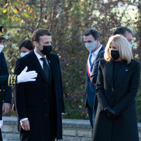 Joseph Zimet, préfet de la Haute-Marne, le président Emmanuel Macron et sa femme Brigitte Macron- L'unité de démonstration de voltige de l'armée de l'air française "Patrouille de France" (PAF) survole le mémorial du défunt, le président français et héros de la Seconde Guerre mondiale, Charles de Gaulle. En présence du président français Emmanuel Macron lors d'une cérémonie dans le village de Colombey-les- Deux-Eglises le 9 novembre 2020. © Jacques Witt/Pool/Bestimage 