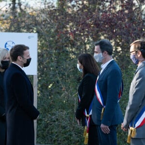 Le président Emmanuel Macron et sa femme Brigitte Macron, Anne Hidalgo, maire de Paris, Eric Piolle, maire de Grenoble, guest - L'unité de démonstration de voltige de l'armée de l'air française "Patrouille de France" (PAF) survole le mémorial du défunt, le président français et héros de la Seconde Guerre mondiale, Charles de Gaulle. En présence du président français Emmanuel Macron lors d'une cérémonie dans le village de Colombey-les- Deux-Eglises le 9 novembre 2020. © Jacques Witt/Pool/Bestimage 