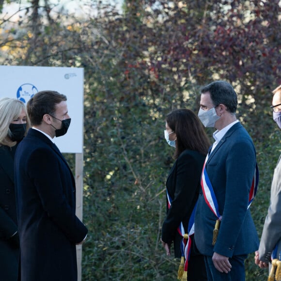 Le président Emmanuel Macron et sa femme Brigitte Macron, Anne Hidalgo, maire de Paris, Eric Piolle, maire de Grenoble, guest - L'unité de démonstration de voltige de l'armée de l'air française "Patrouille de France" (PAF) survole le mémorial du défunt, le président français et héros de la Seconde Guerre mondiale, Charles de Gaulle. En présence du président français Emmanuel Macron lors d'une cérémonie dans le village de Colombey-les- Deux-Eglises le 9 novembre 2020. © Jacques Witt/Pool/Bestimage 