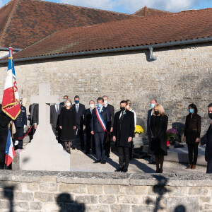 Guests, Pascal Babouot, maire de Colombey-les-Deux-Églises, le président Emmanuel Macron et sa femme Brigitte Macron et le Général Christian Baptiste - Le président français Emmanuel Macron dépose une gerbe de fleurs sur la tombe du défunt, le président français et héros de la Seconde Guerre mondiale, Charles de Gaulle dans le cimetière Colombey-les-Deux-Eglises le 9 novembre 2020. © Jacques Witt/Pool/Bestimage 