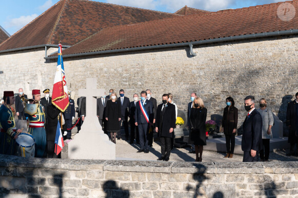 Guests, Pascal Babouot, maire de Colombey-les-Deux-Églises, le président Emmanuel Macron et sa femme Brigitte Macron et le Général Christian Baptiste - Le président français Emmanuel Macron dépose une gerbe de fleurs sur la tombe du défunt, le président français et héros de la Seconde Guerre mondiale, Charles de Gaulle dans le cimetière Colombey-les-Deux-Eglises le 9 novembre 2020. © Jacques Witt/Pool/Bestimage 