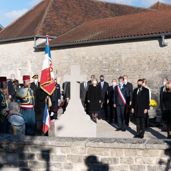 Guests, Pascal Babouot, maire de Colombey-les-Deux-Églises, le président Emmanuel Macron et sa femme Brigitte Macron et le Général Christian Baptiste - Le président français Emmanuel Macron dépose une gerbe de fleurs sur la tombe du défunt, le président français et héros de la Seconde Guerre mondiale, Charles de Gaulle dans le cimetière Colombey-les-Deux-Eglises le 9 novembre 2020. © Jacques Witt/Pool/Bestimage 