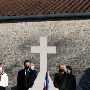 Guests, Pascal Babouot, le président Emmanuel Macron et sa femme Brigitte Macron et le Général Christian Baptiste - Le président français Emmanuel Macron dépose une gerbe de fleurs sur la tombe du défunt, le président français et héros de la Seconde Guerre mondiale, Charles de Gaulle dans le cimetière Colombey-les-Deux-Eglises le 9 novembre 2020. © Jacques Witt/Pool/Bestimage 