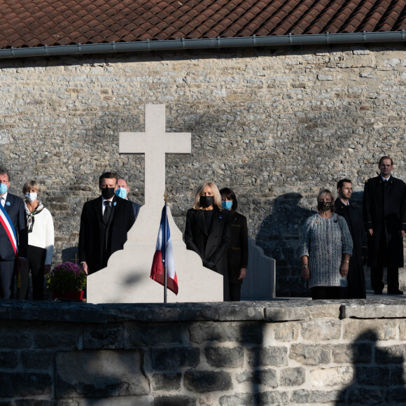 Guests, Pascal Babouot, le président Emmanuel Macron et sa femme Brigitte Macron et le Général Christian Baptiste - Le président français Emmanuel Macron dépose une gerbe de fleurs sur la tombe du défunt, le président français et héros de la Seconde Guerre mondiale, Charles de Gaulle dans le cimetière Colombey-les-Deux-Eglises le 9 novembre 2020. © Jacques Witt/Pool/Bestimage 