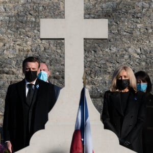 le président Emmanuel Macron et sa femme Brigitte Macron - Le président français Emmanuel Macron dépose une gerbe de fleurs sur la tombe du défunt, le président français et héros de la Seconde Guerre mondiale, Charles de Gaulle dans le cimetière Colombey-les-Deux-Eglises le 9 novembre 2020. © Jacques Witt/Pool/Bestimage 