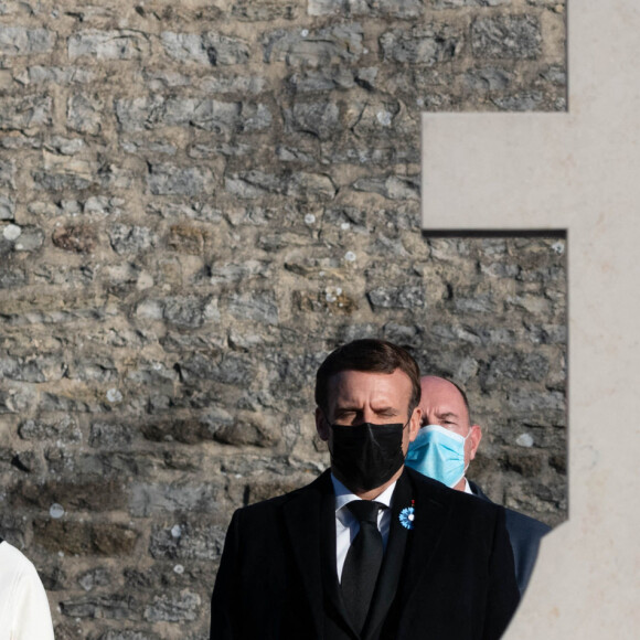 le président Emmanuel Macron et sa femme Brigitte Macron - Le président français Emmanuel Macron dépose une gerbe de fleurs sur la tombe du défunt, le président français et héros de la Seconde Guerre mondiale, Charles de Gaulle dans le cimetière Colombey-les-Deux-Eglises le 9 novembre 2020. © Jacques Witt/Pool/Bestimage 