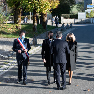 Pascal Babouot, Emmanuel Macron, General Christian Baptiste, Brigitte Macron, Joseph Zimet, préfet de la Haute-Marne. - Le président français Emmanuel Macron dépose une gerbe de fleurs sur la tombe du défunt, le président français et héros de la Seconde Guerre mondiale, Charles de Gaulle dans le cimetière Colombey-les-Deux-Eglises le 9 novembre 2020. © Jacques Witt/Pool/Bestimage 