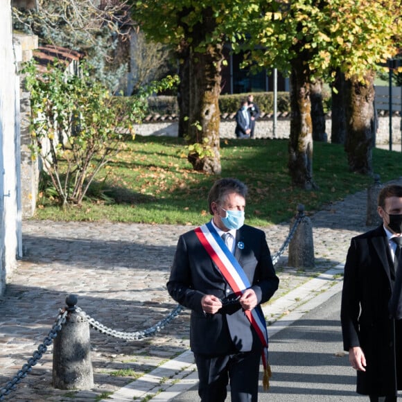 Pascal Babouot, Emmanuel Macron, General Christian Baptiste, Brigitte Macron, Joseph Zimet, préfet de la Haute-Marne. - Le président français Emmanuel Macron dépose une gerbe de fleurs sur la tombe du défunt, le président français et héros de la Seconde Guerre mondiale, Charles de Gaulle dans le cimetière Colombey-les-Deux-Eglises le 9 novembre 2020. © Jacques Witt/Pool/Bestimage 