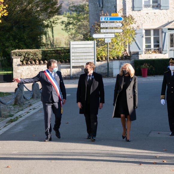 Pascal Babouot, le président Emmanuel Macron et sa femme Brigitte Macron, Joseph Zimet, préfet de la Haute-Marne. - Le président français Emmanuel Macron dépose une gerbe de fleurs sur la tombe du défunt, le président français et héros de la Seconde Guerre mondiale, Charles de Gaulle dans le cimetière Colombey-les-Deux-Eglises le 9 novembre 2020. © Jacques Witt/Pool/Bestimage 