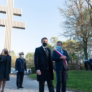 Joseph Zimet, préfet de la Haute-Marne, Brigitte Macron, Emmanuel Macron, Pascal Babouot, maire de Colombey-les-Deux-Églises- L'unité de démonstration de voltige de l'armée de l'air française "Patrouille de France" (PAF) survole le mémorial du défunt, le président français et héros de la Seconde Guerre mondiale, Charles de Gaulle. En présence du président français Emmanuel Macron lors d'une cérémonie dans le village de Colombey-les- Deux-Eglises le 9 novembre 2020. © Jacques Witt/Pool/Bestimage 