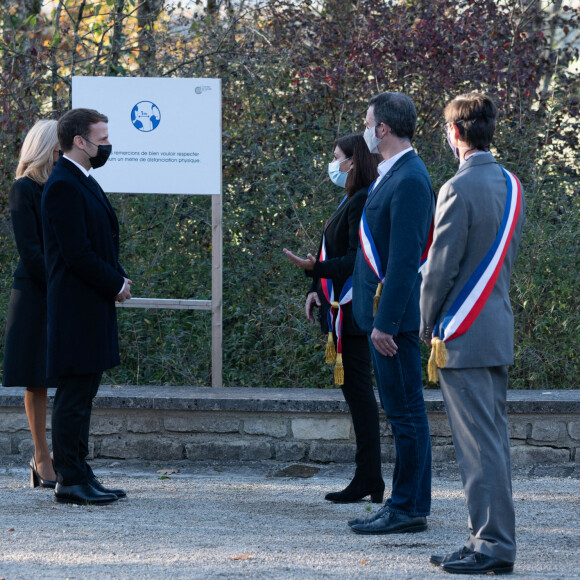 Brigitte Macron, Emmanuel Macron, Anne Hidalgo, maire de Paris, Eric Piolle, maire de Grenoble, a guest. - L'unité de démonstration de voltige de l'armée de l'air française "Patrouille de France" (PAF) survole le mémorial du défunt, le président français et héros de la Seconde Guerre mondiale, Charles de Gaulle. En présence du président français Emmanuel Macron lors d'une cérémonie dans le village de Colombey-les- Deux-Eglises le 9 novembre 2020. © Jacques Witt/Pool/Bestimage 