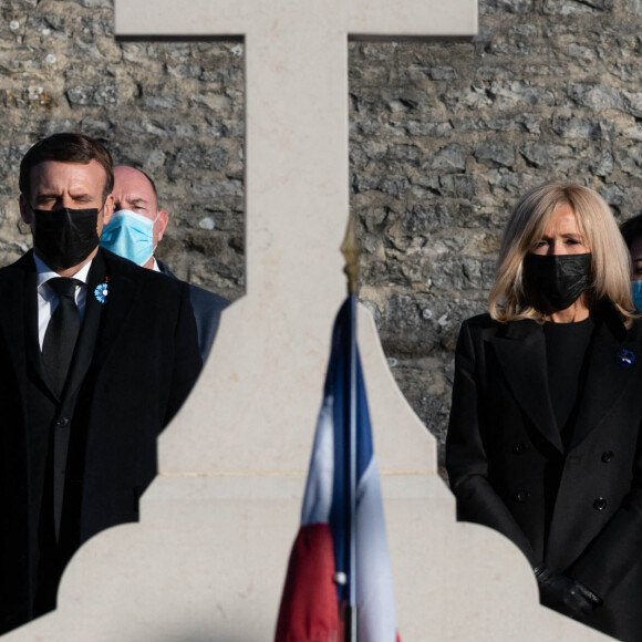 le président Emmanuel Macron et sa femme Brigitte Macron - Le président français Emmanuel Macron dépose une gerbe de fleurs sur la tombe du défunt, le président français et héros de la Seconde Guerre mondiale, Charles de Gaulle dans le cimetière Colombey-les-Deux-Eglises le 9 novembre 2020. © Jacques Witt/Pool/Bestimage 
