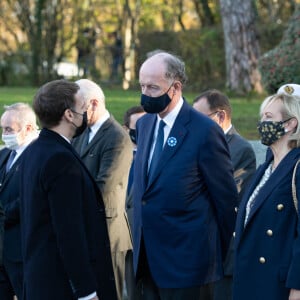 Emmanuel Macron, Yves de Gaulle, petit-fils de Gaulle- L'unité de démonstration de voltige de l'armée de l'air française "Patrouille de France" (PAF) survole le mémorial du défunt, le président français et héros de la Seconde Guerre mondiale, Charles de Gaulle. En présence du président français Emmanuel Macron lors d'une cérémonie dans le village de Colombey-les- Deux-Eglises le 9 novembre 2020. © Jacques Witt/Pool/Bestimage 