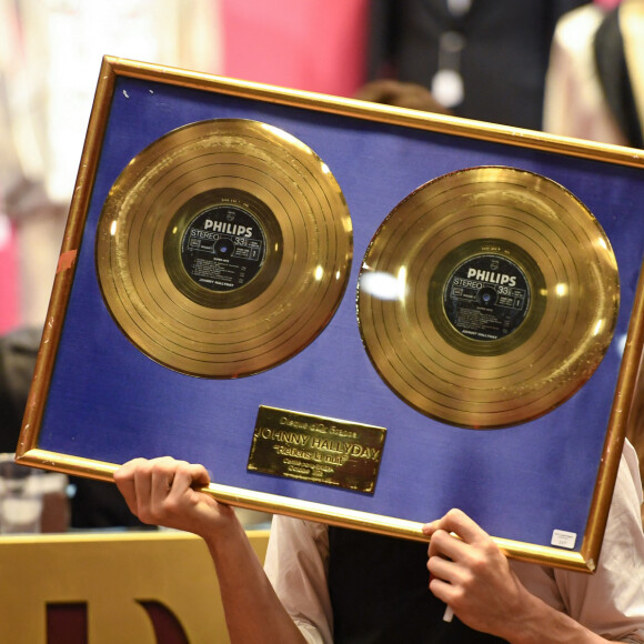 Exclusif - Double disque d'or 1976 "Retiens la nuit" de johnny Hallyday vendu 3500 euros - 4ème édition de la vente aux enchères des objets ayant appartenu à des stars de la chanson française et internationale à l'hôtel des ventes de Drouot à Paris, France, le 25 mars 2017. © Lionel Urman/Bestimage