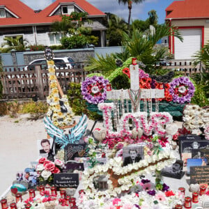 Illustration de la tombe de Johnny Hallyday refleurie pour l'arrivée de Laeticia Hallyday dans le cimetière de Lorient à Saint-Barthélemy. Le 22 juillet 2020