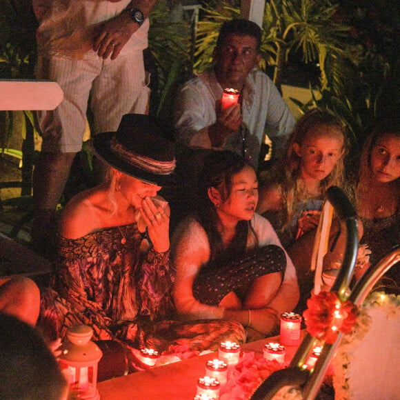 Exclusif - Pour le deuxième anniversaire de la mort de Johnny, Laeticia Hallyday et ses filles Jade et Joy se recueillent une nouvelle fois sur sa tombe au cimetière de Lorient à Saint-Barthélemy. Pour l'occasion, soirée très intime avec quelques musiciens et très peu de lumière, le 6 décembre 2019.