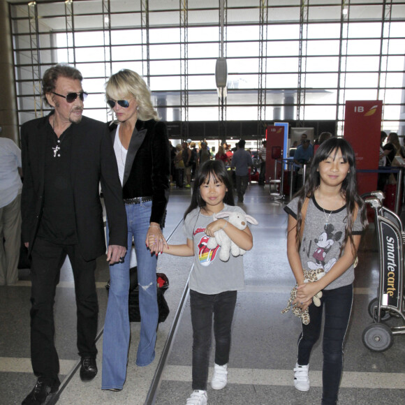 Johnny Hallyday avec sa femme Laeticia et ses enfants Jade et Joy en partance pour Paris arrivent à l'aéroport Lax de Los Angeles le 25 juin 2016.