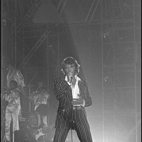 Johnny Hallyday en concert au Palais des Sports en 1976, dans son costume Dior vendu aux enchères ce mois de novembre 2020.